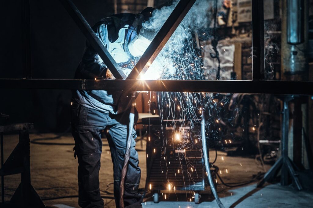 trabajador carpintería metálica